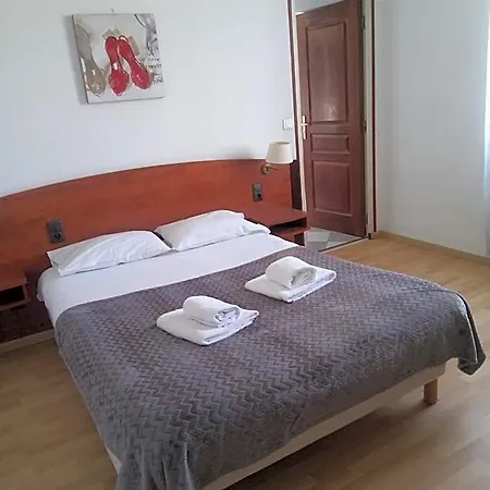 מלון Le Castel D'olmes 2*